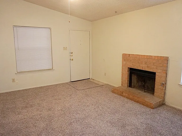 125 N Troy Ave #B — Photo 2