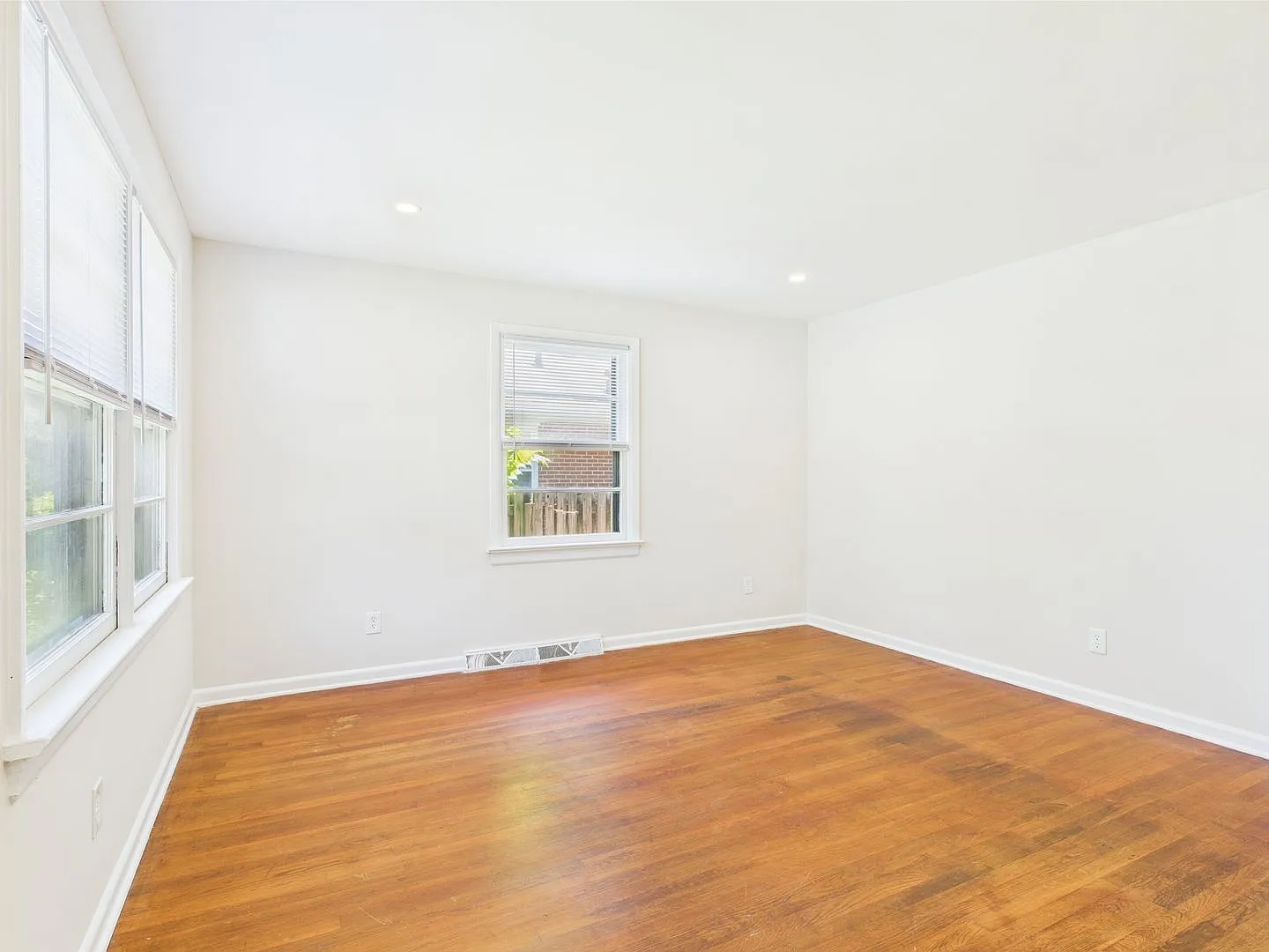 3 bed, 1.0 bath, 1040 sqft, $1,800 — Photo 2