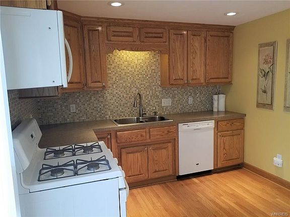 4th image of 187 Rogers Ave