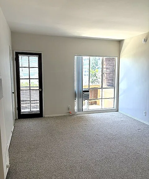 1925 Grace Ave — Photo 3