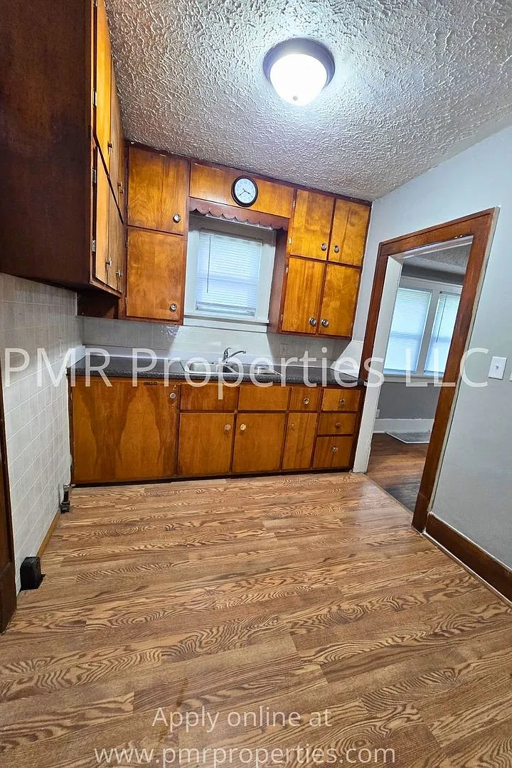2 Bedrooms/1 Bathroom House — Photo 2