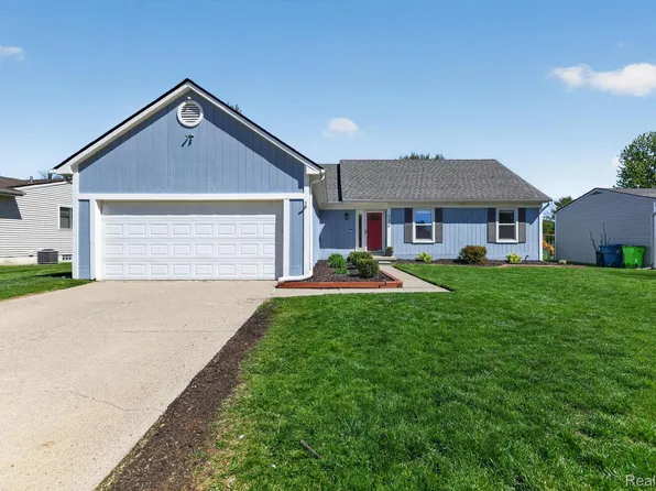 61350 Creekview Dr, South Lyon, MI 48178
