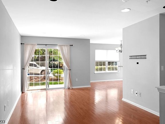 5th image of 418 Dalton Ct