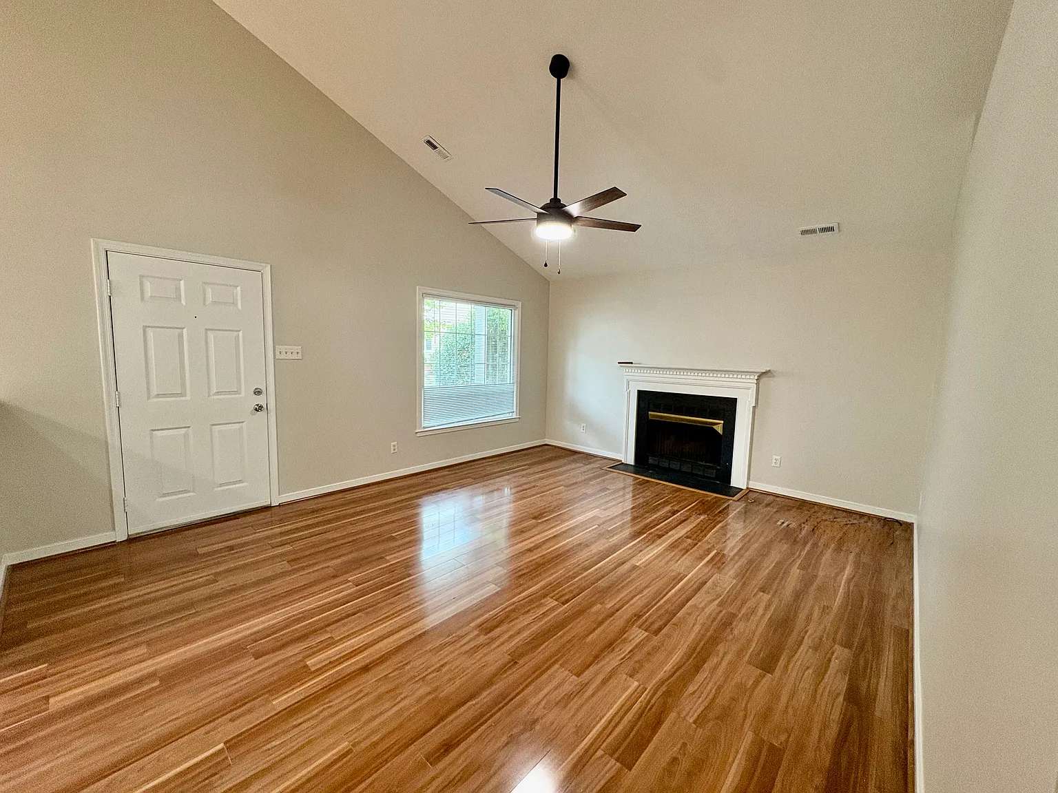 3 bed, 1294 sqft, $2,345 — Photo 2