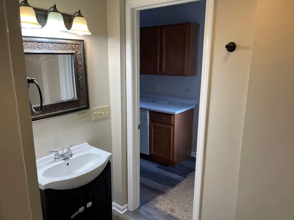 441 Kimball Ave #2W, Woodstock, IL 60098
