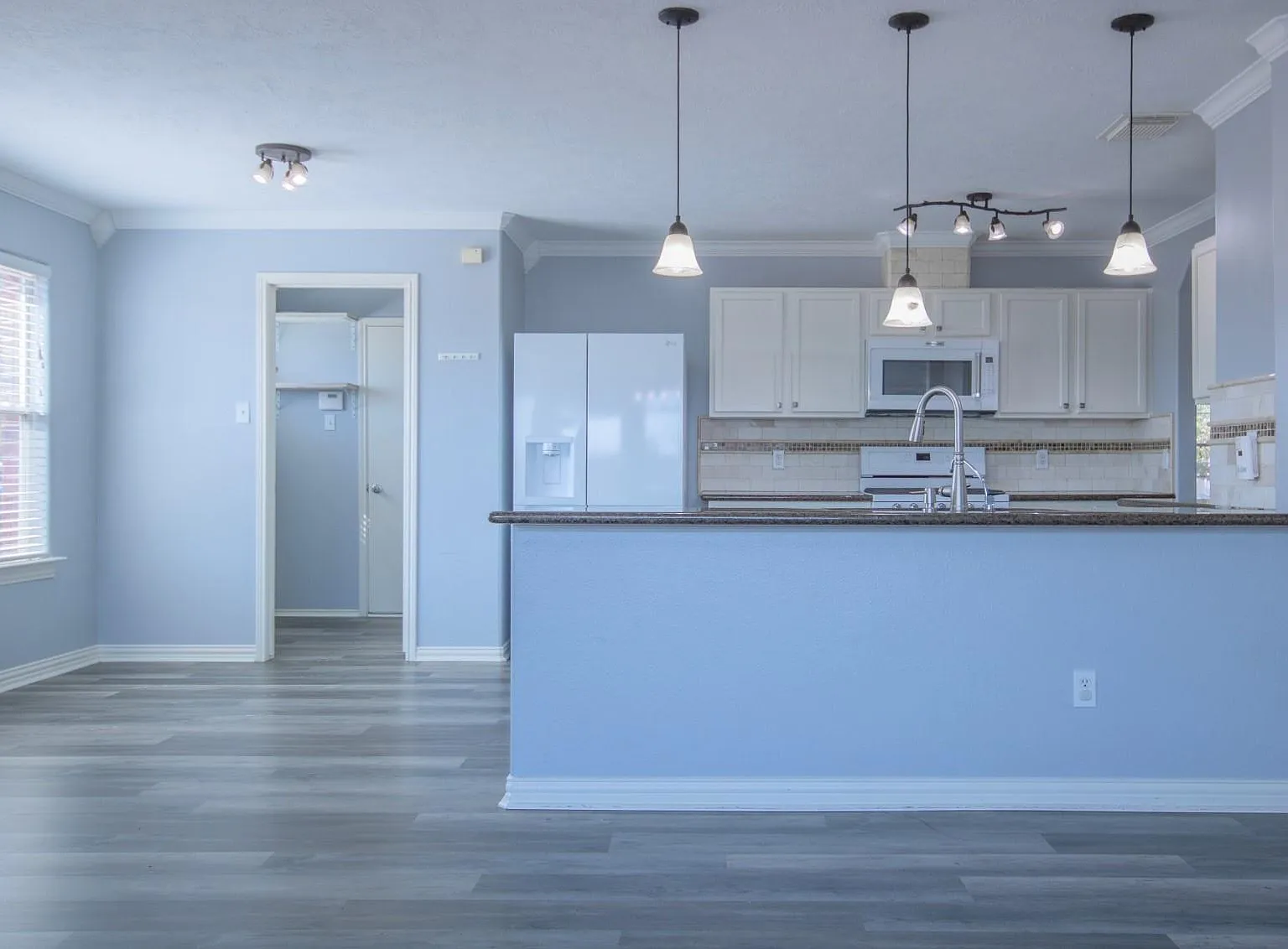 3 bed, 2.5 bath, 2682 sqft, $2,200 — Photo 3