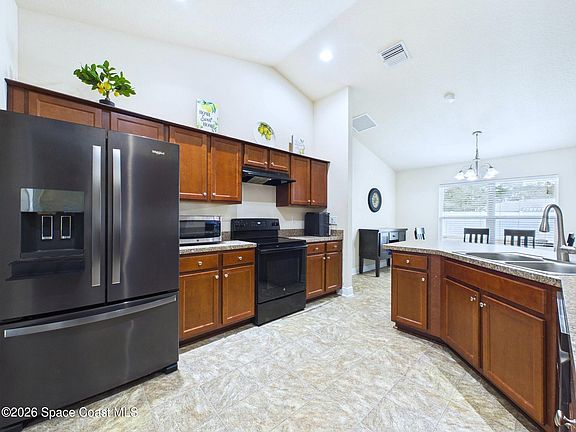5th image of 490 Tuloma Ave SW