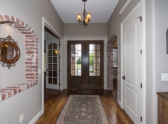 3rd image of 1409 W Chaumont Cir