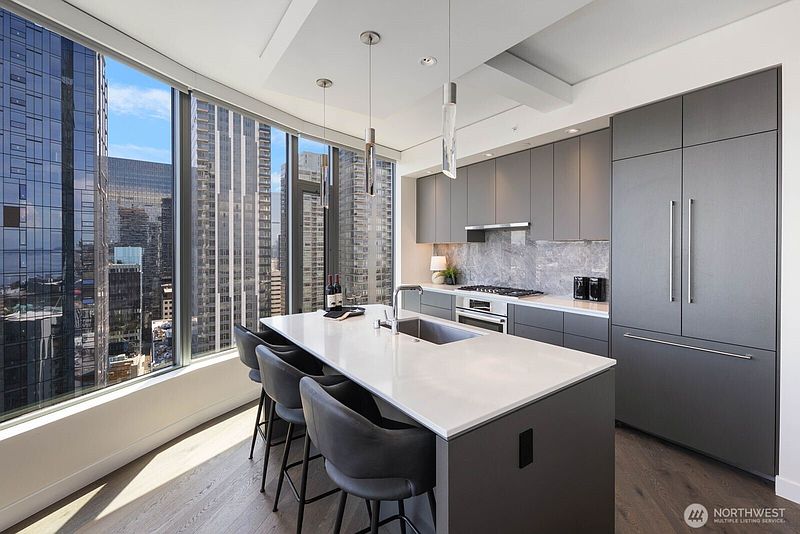 5th image of 2510 6th Avenue #2502