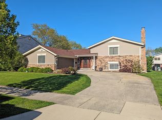3111 N Wilshire Ln, Arlington Heights, IL 60004
