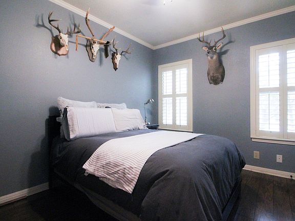 Bedroom w/shared bath