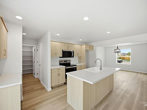 5th image of 1424 Sunday River St