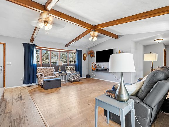 4th image of 103 Maple Ct