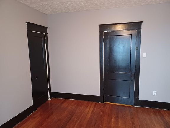 2nd image of 912 1/2 Henry Clay St
