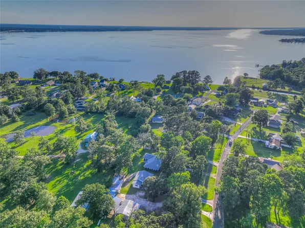 323 Lakeview Dr, Onalaska, TX 77360