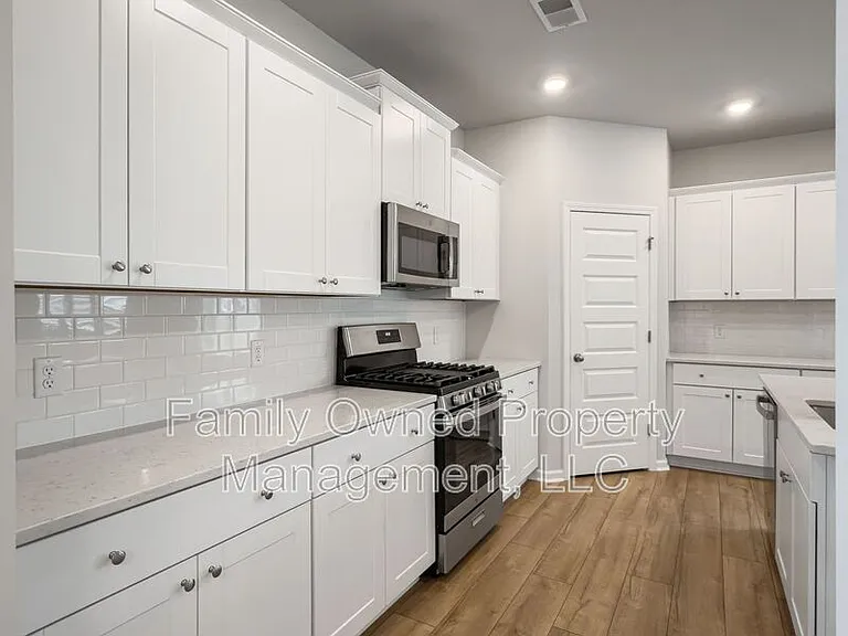 2048 Longhorn Ln — Photo 24