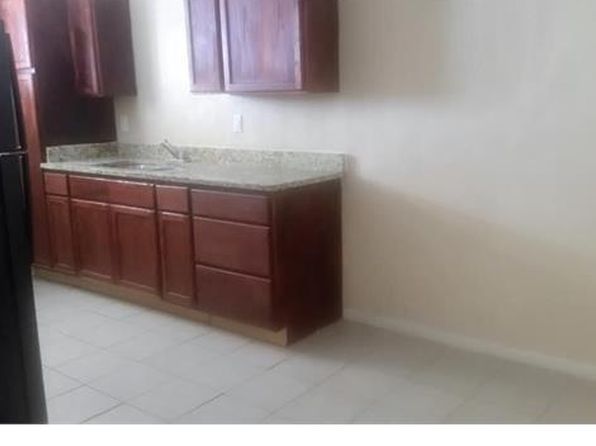 269 N San Joaquin Ave APT 2