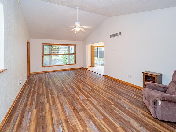 3rd image of 363 Goldenview Dr