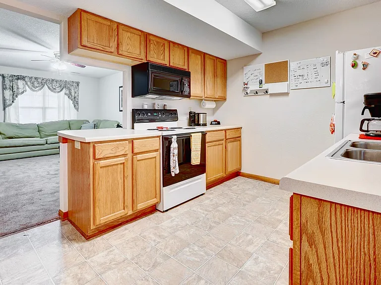 3410 Zinnia Dr — Photo 3