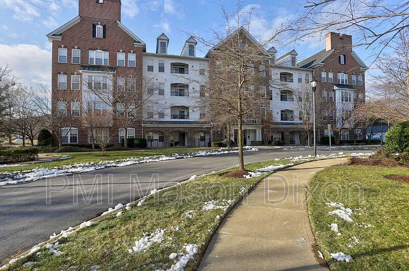 Building Photo - 5801 Clipper Ln #404