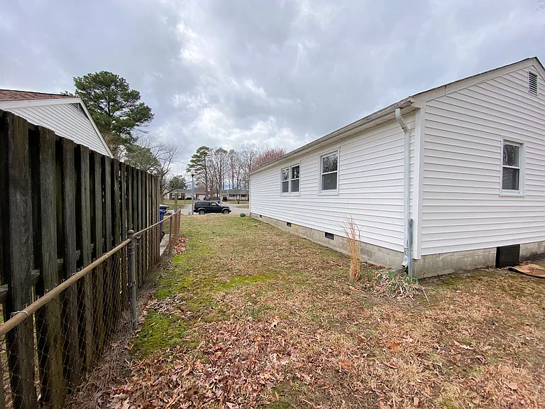 218 Mona Dr — Photo 47