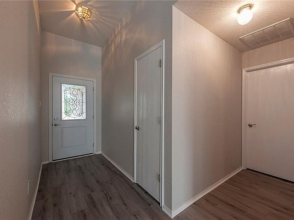 3rd image of 210 Wellington Trl