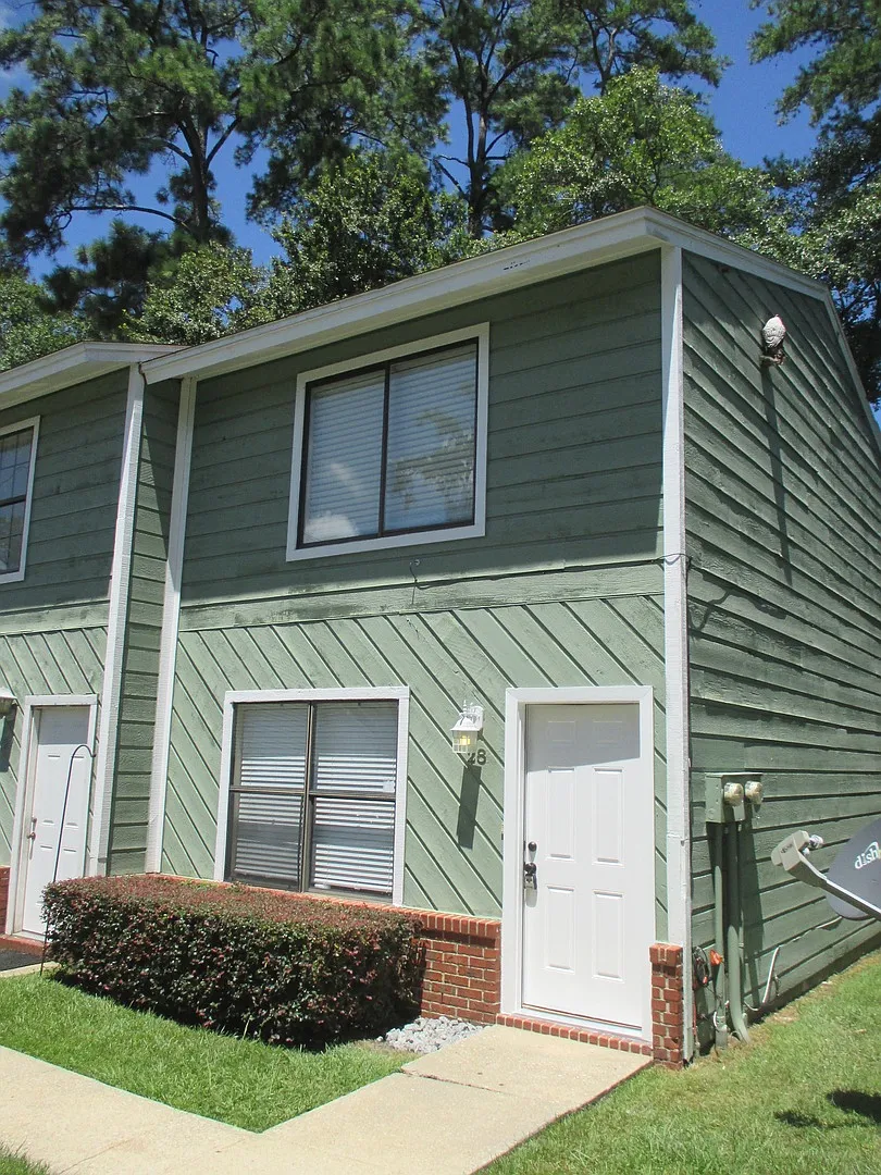 Large 2/1.5 Townhouse Minutes From FSU...Available August 20, 2026. — Photo 2