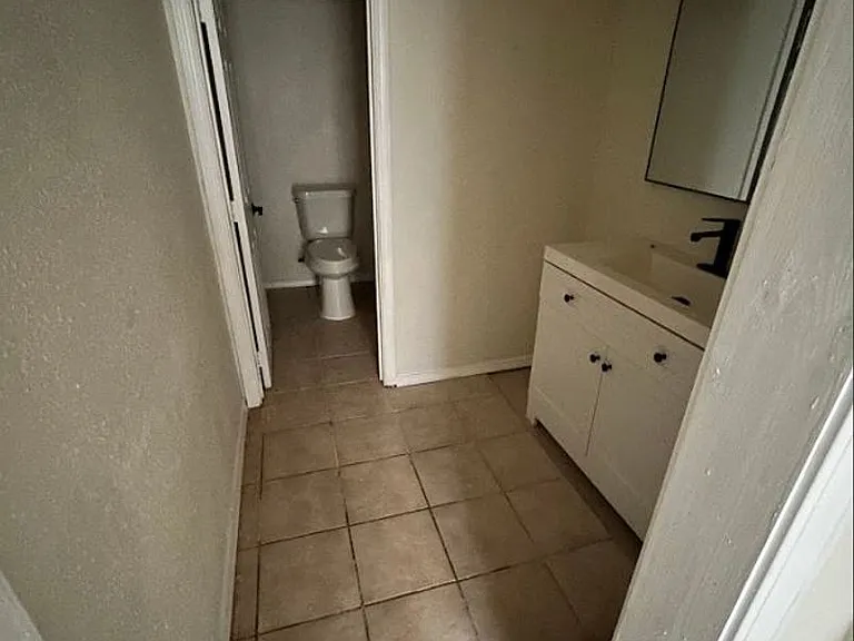 9803 Larkspur Ln — Photo 10