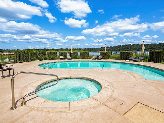 3rd image of 4214 W Lake Sammamish Pkwy NE APT 301