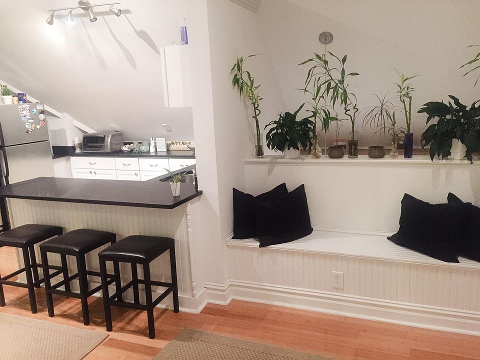 Kitchen with breakfast bar and banquette