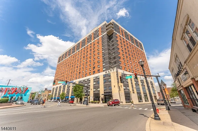 1 bed, 1.0 bath, $2,000 — Photo 2