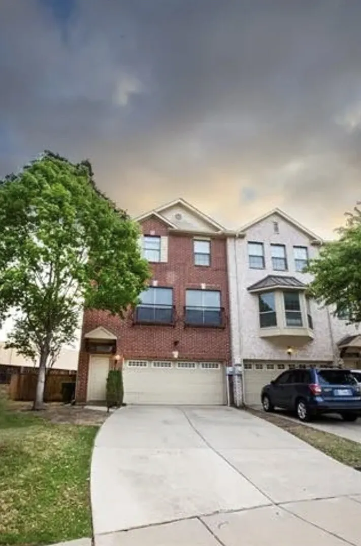 Beautifully Furnished 2400 sq ft townhome with jacuzzi — Photo 1