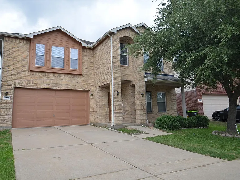 2707 Roaring Oaks Ln — Photo 1