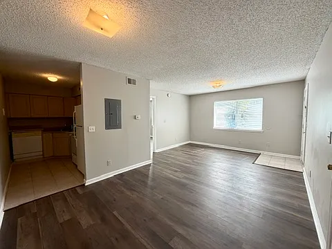 Cedar Creek Apartments — Photo 9