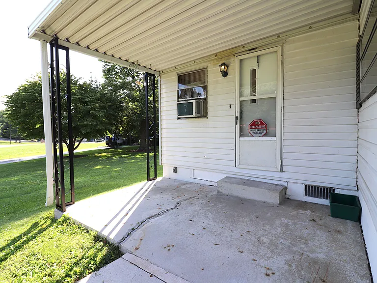 956 Hammon Ave — Photo 2