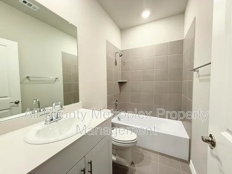 709 Hemingway Ln — Photo 8