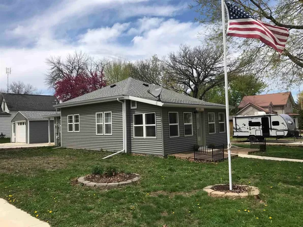 209 S Pine St, Riceville, IA 50466