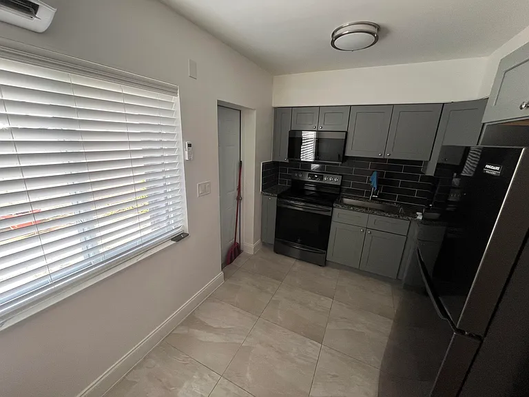 1019 SE 3rd St #3 — Photo 11