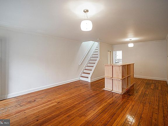 2nd image of 2126 Montrose St