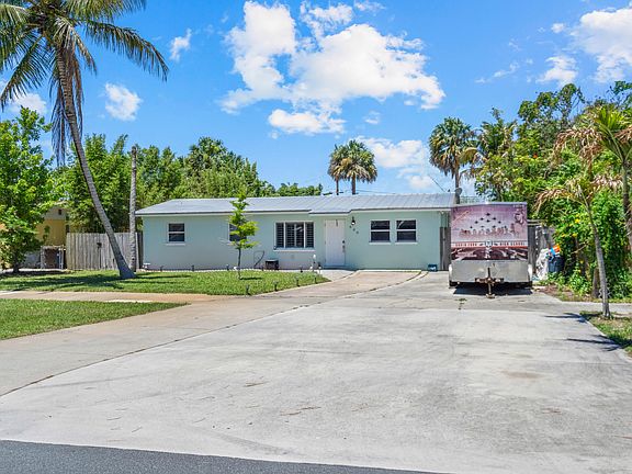 3rd image of 520 SE Dolphin Drive