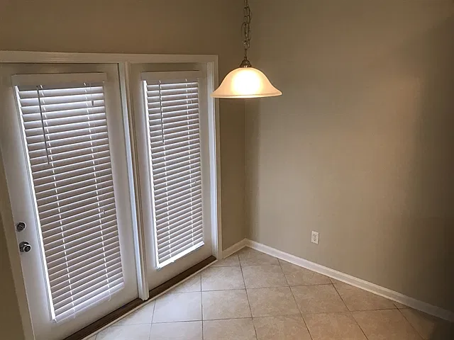 3 bed, 2.5 bath, 1986 sqft, $2,355 — Photo 4