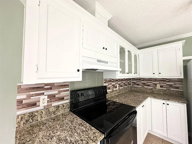18143 Breezy Dr — Photo 15