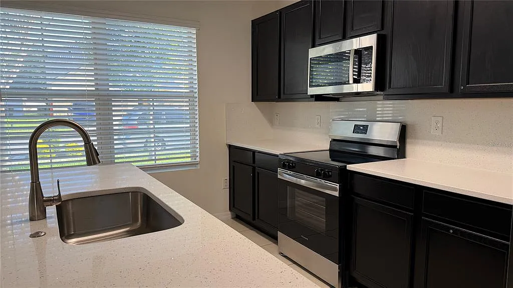3 bed, 2.5 bath, 1672 sqft, $2,295 — Photo 4