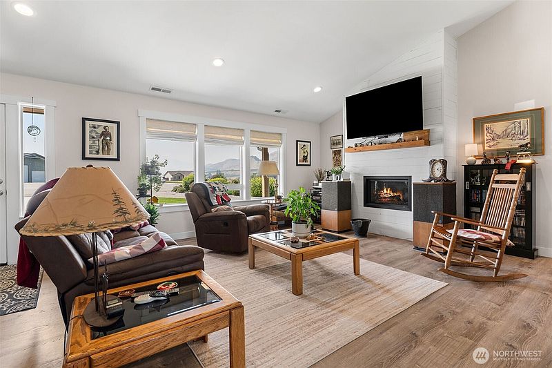3rd image of 25 Columbia View Drive