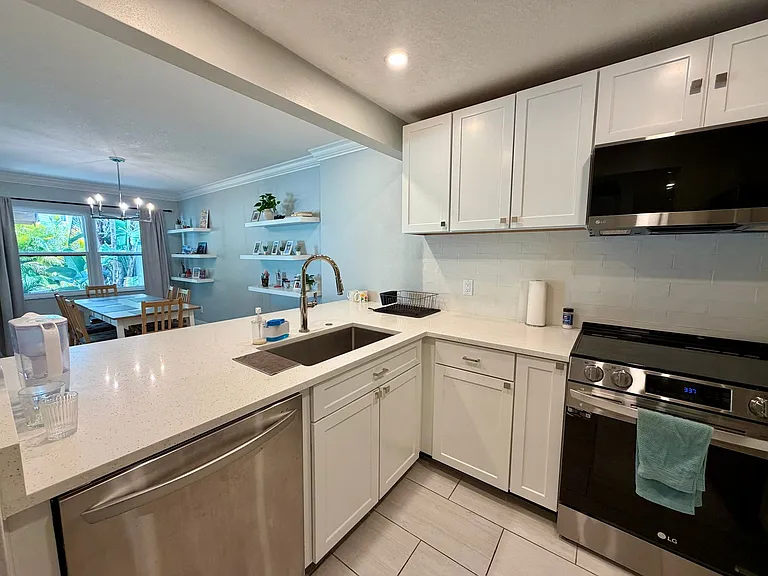 2416 W Chicago Ave — Photo 4