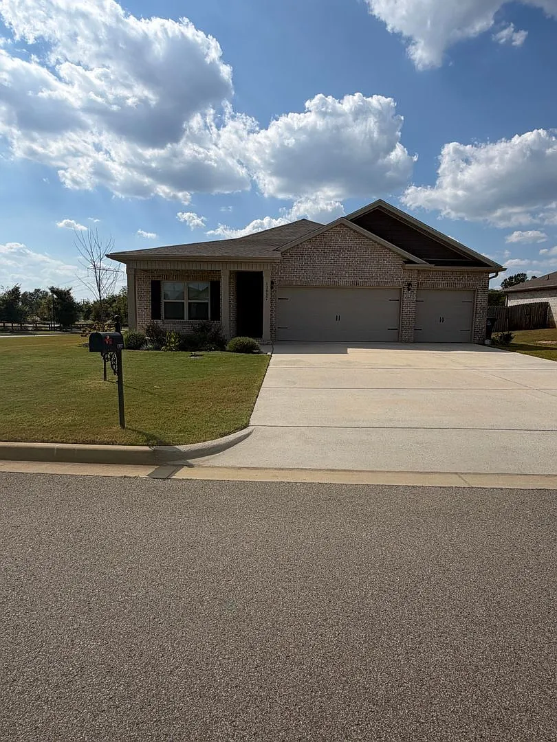 Available Now - The Links at Canebrake!! Beautiful 4 bedroom 3 bathroom across from the POOL! — Photo 1