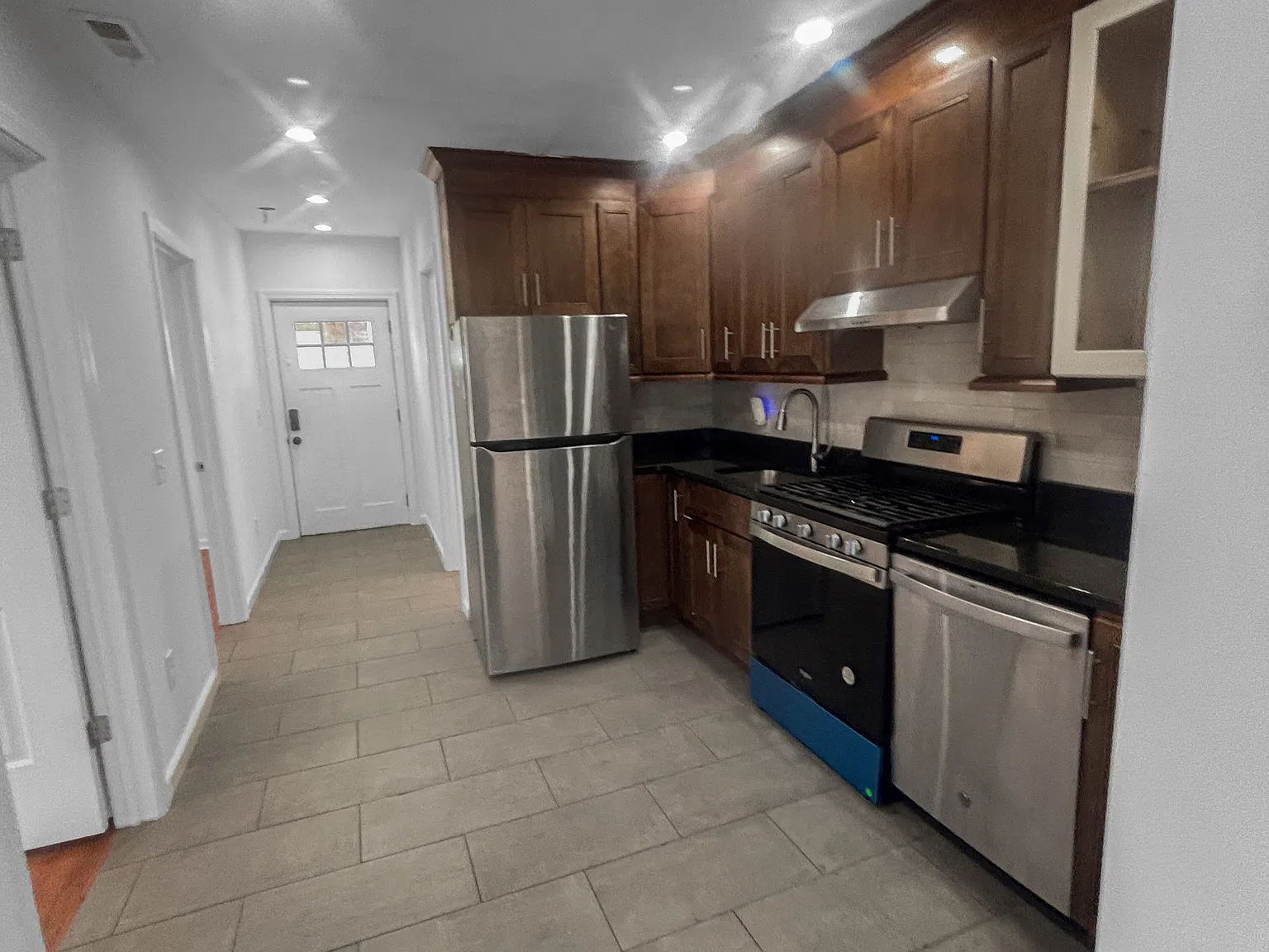 3 bed, 1400 sqft, $2,700 — Photo 2
