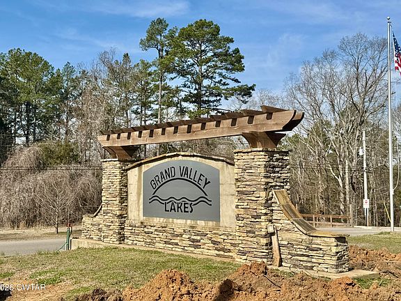 4th image of 905 Golf Dr