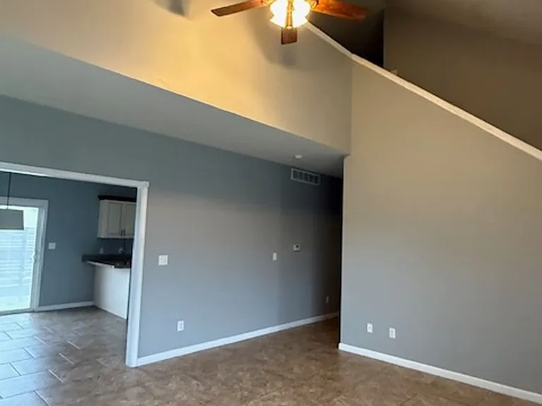 404 Dalhlia Dr — Photo 2