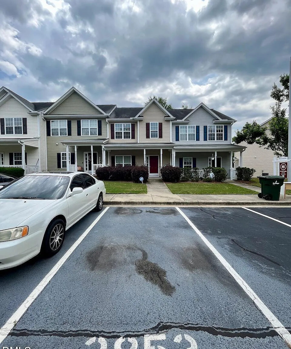 3 bed, 2.5 bath, 1373 sqft, $1,595 — Photo 2